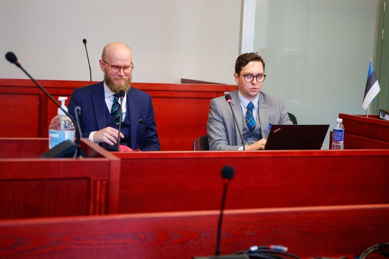 Адвокаты Тыниса Лийната Пауль Керес и Андри Рохтла в Таллиннском окружном суде.