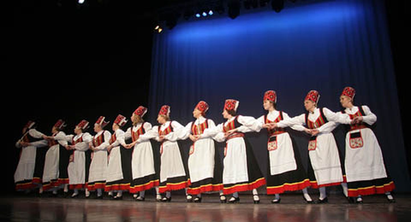 Viljandi Paalalinna kooli õpetajate naisrühm on osalenud kõikidel õpetajate üle-eestilistel rahvatantsufestivalidel.