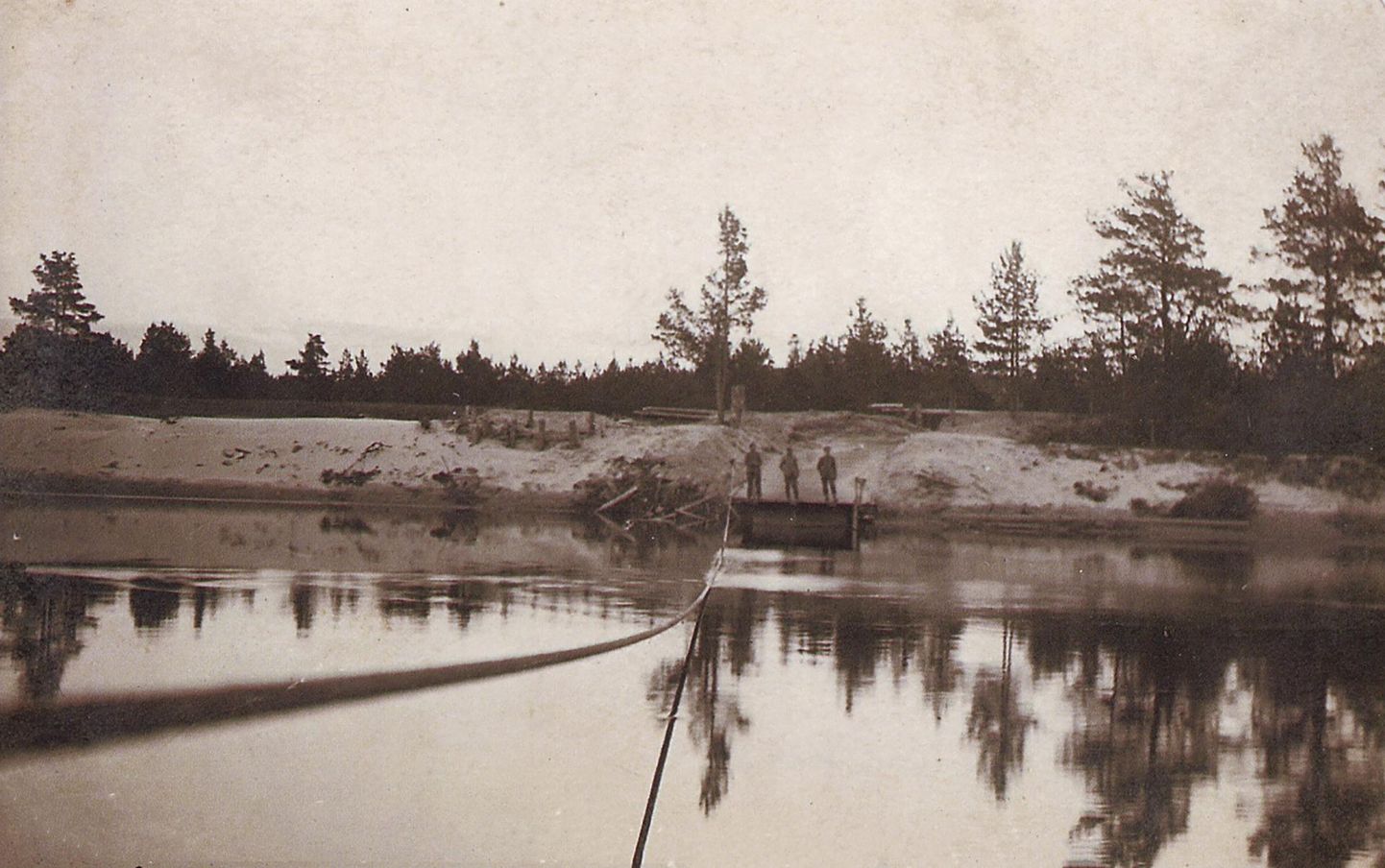 Koiva ehk Gauja jõgi mängis Landeswehri sõjas olulist rolli. Sellel fotol on jäädvustatud kolm Landeswehri meest jõe kaldal 20. juunil, seega, enne otsustavaid lahinguid.