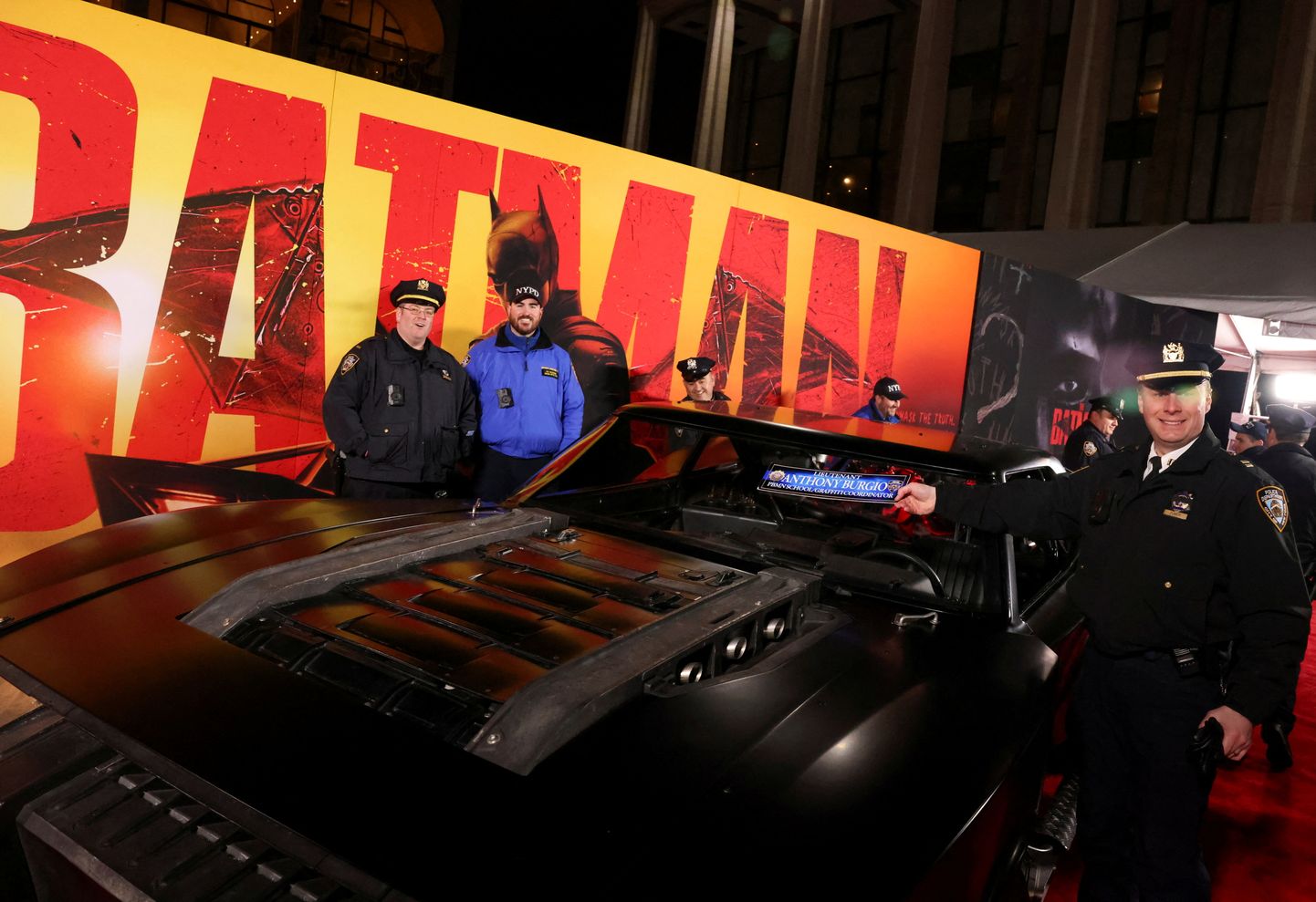 Politseimehed 1. märtsil 2022 New Yorgis "Batmani" esilinastusel peategelase automobiili juures poseerimas.