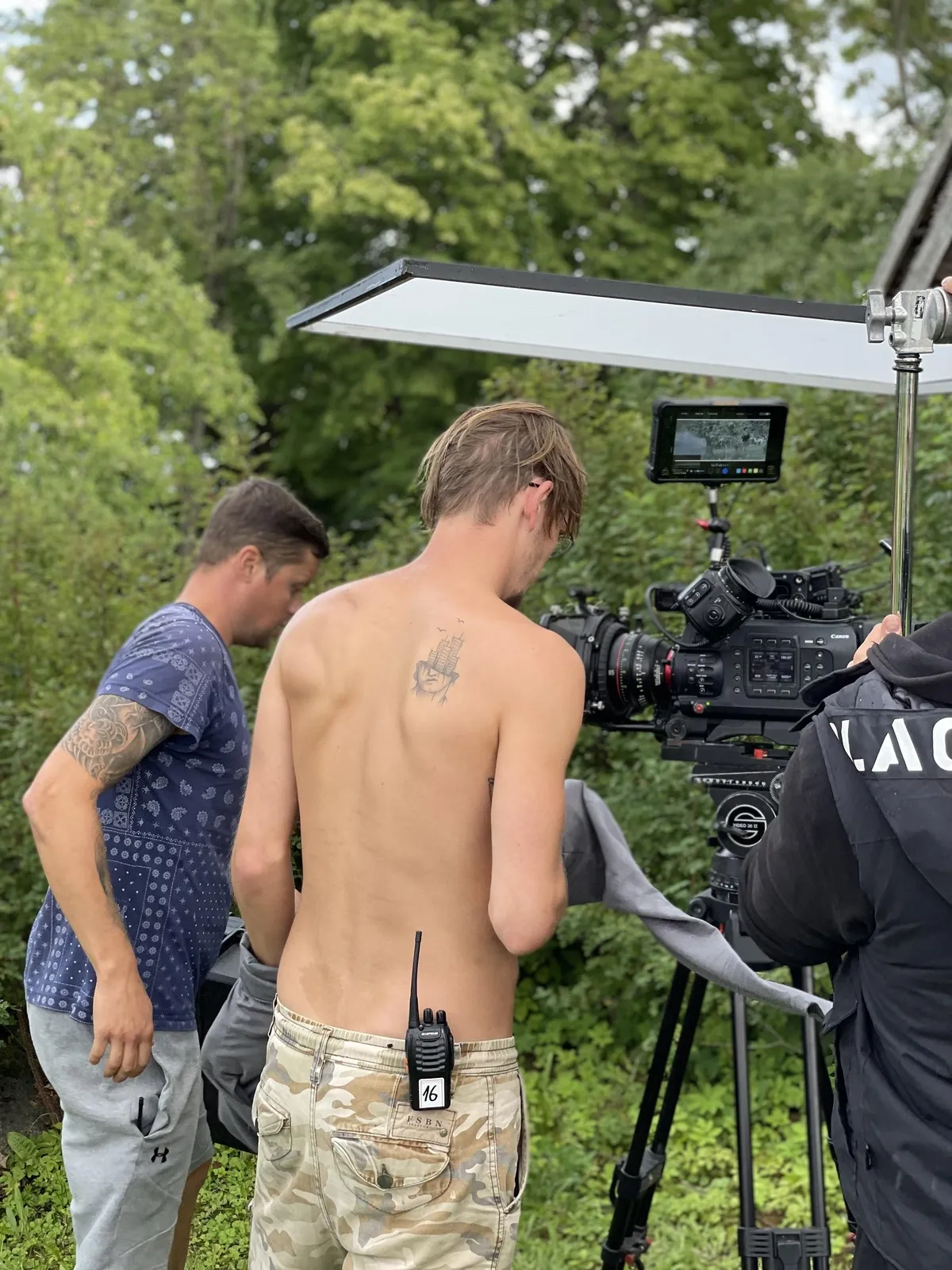 Vihmasabin algab ja kõik toimib nagu seiklusfilmi eriefektides – sekundi murdosa jooksul on operaatori assistent Olev Sten Erik Jõgi särgi seljast võtnud, et sellega kallist kaamerat päästma söösta. FOTO: