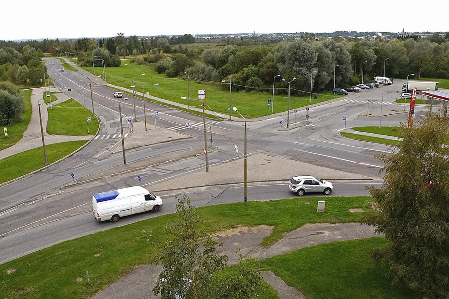 Kalda tee, Mõisavahe tänava ja Lammi tee ristmik muutub oktoobri lõpuks ringteeks. Uuel nädalal algav ümberehitus häirib kõige rohkem Uus-Ihaste elanikke.