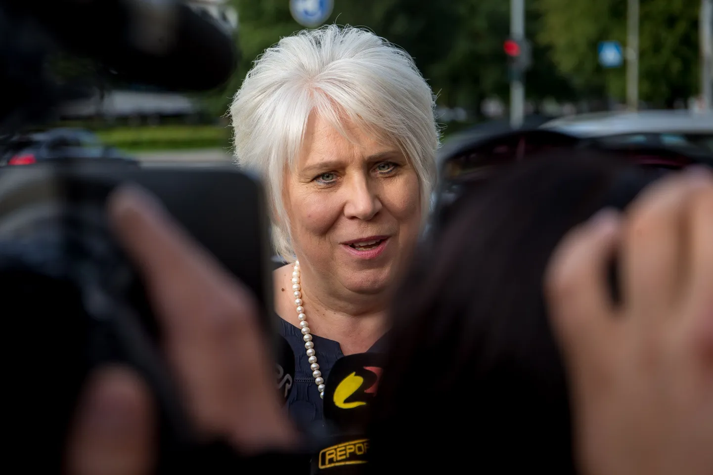 Marina Kaljurand jagas 31. augustil välisministeeriumi ees pressile kommentaare Reformierakonna otsusest mitte toetada teda presidendikandidaadina. 
FOTO: SANDER ILVEST/POSTIMEES
