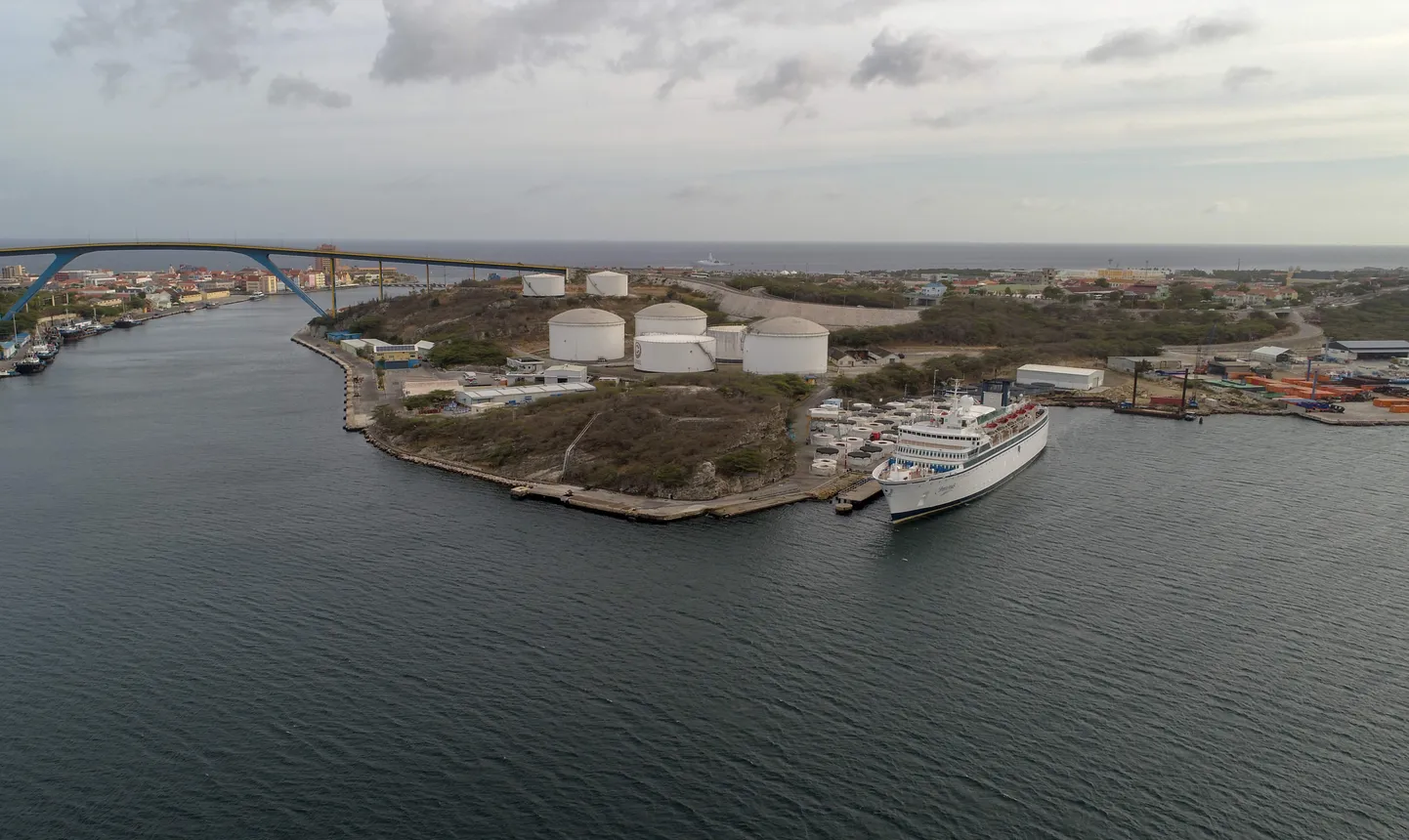 Vaade Curacaol asuvale Willemstadi sadamale.