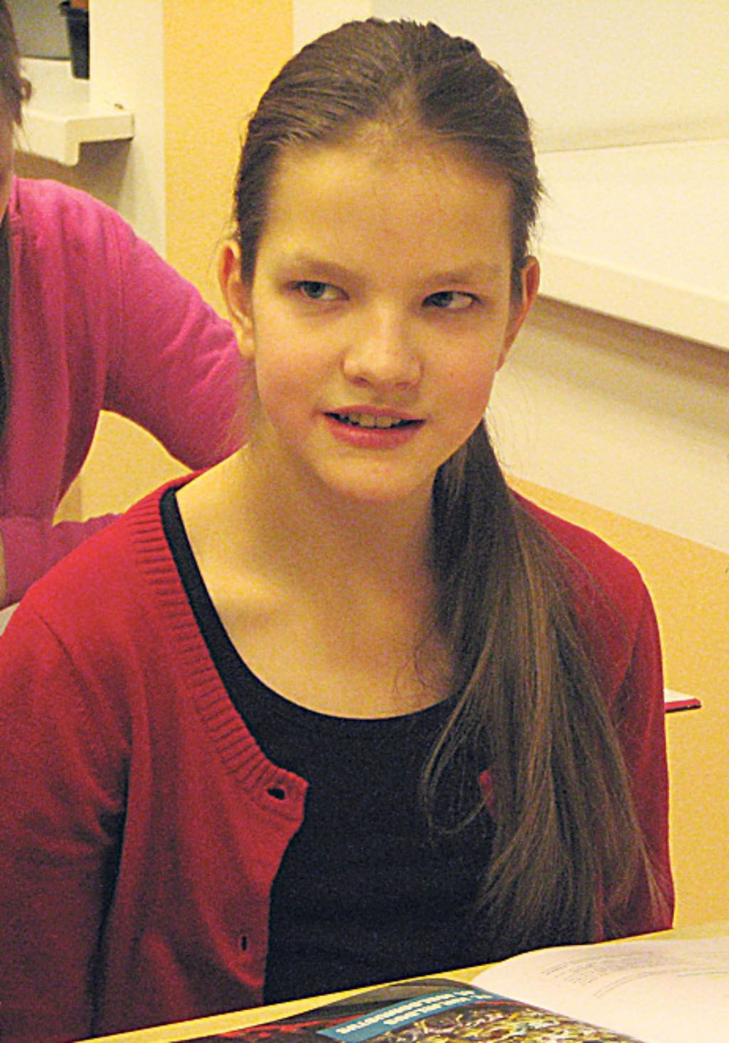 Noore looduskaitsja märgi laureaat, Kilingi-Nõmme gümnaasiumi 7.b klassi õpilane Kaira Vreimann koolitunnis.