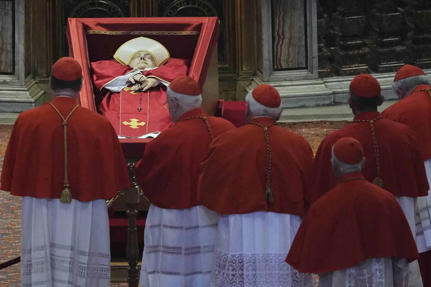 Kardinalid paavst Franciscuse kirstu juures Vatikani Püha Peetruse kirikus.