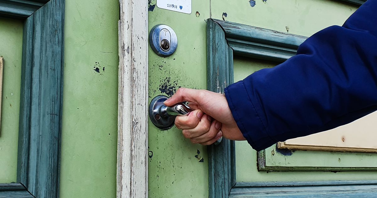 Дергают Ручку Входной Двери