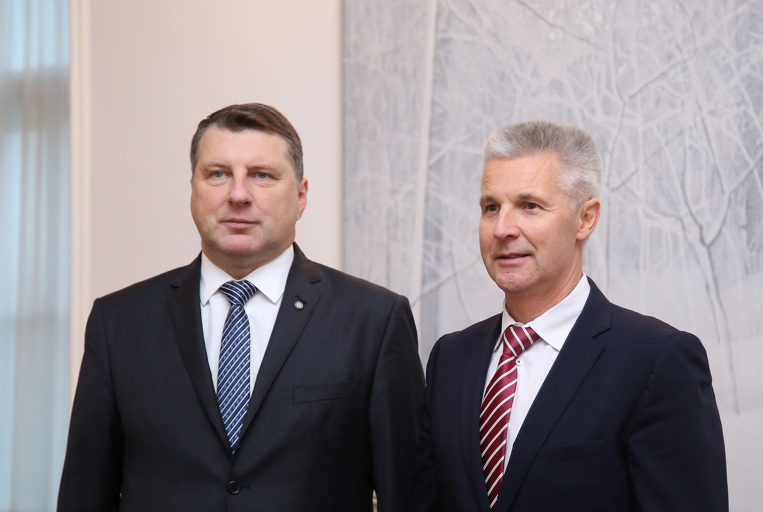 Valsts prezidents Raimonds Vējonis (no kreisās) un 13. Saeimā ievēlētās partiju apvienības "Attīstībai / Par!" deputāts Artis Pabriks.