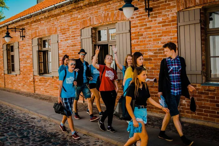Jaunieši nometnē "Young Media Sharks"