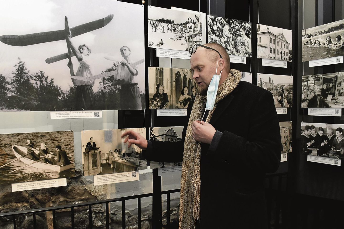 Pärnu muuseumi kunsti- ja fotokogu hoidja Indrek Aija Pärnu muuseumi fuajees näitusel “Töörahva hääl. Propagandafotod 1950ndate Pärnust”.