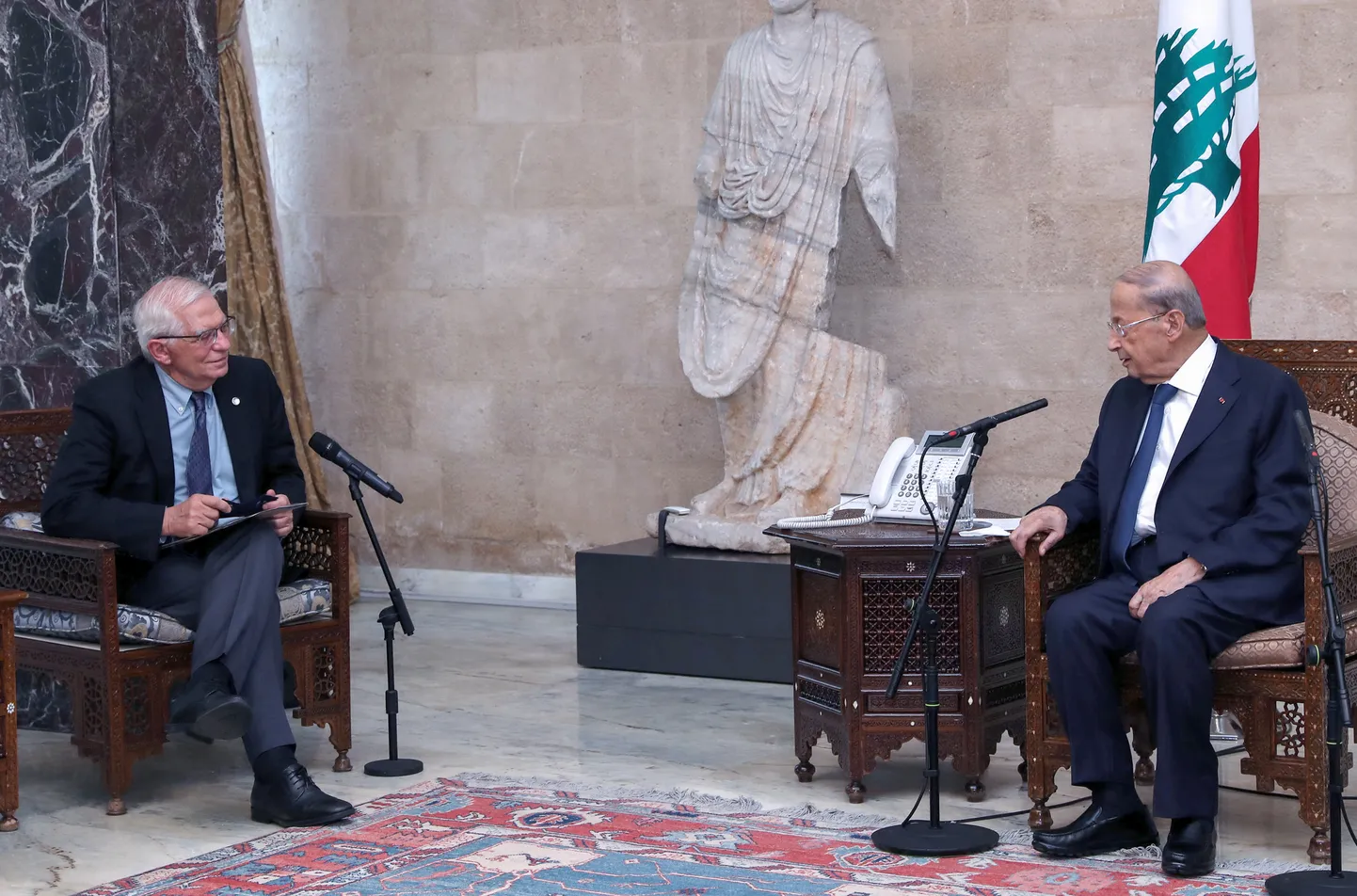 Euroopa Liidu välispoliitikajuht Josep Borrell kohtumas Liibanoni presidendi Michel Aouniga Beirutis.