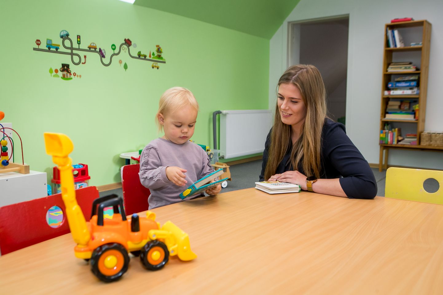 ESIMENE TUTVUS: Nöpsiku perenaine Kärol Veskis kohtus eile Saskia Raamatu perega, kes käisid tulevase lastehoiu võimalusi uurimas.