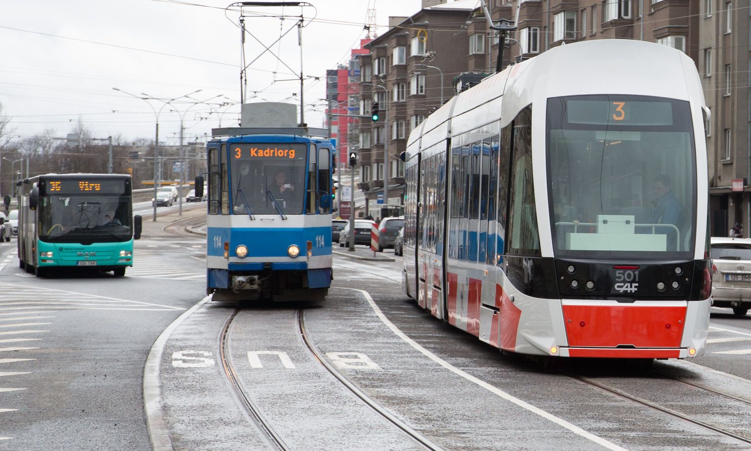 Старый и новый трамвай на линиях Таллинна.