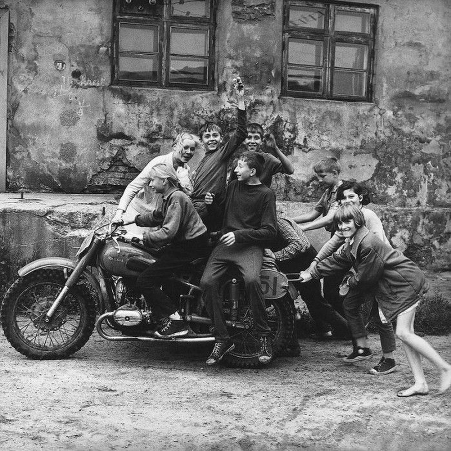Nõukogude aja lapsed mängimas mootorrattaga, 1968