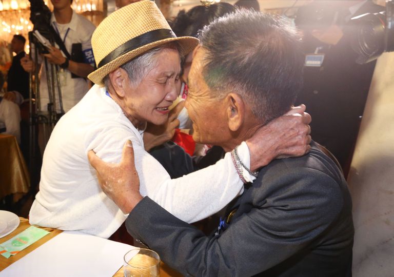 Lõuna-Koreas elav 92-aastane Lee Keum-seom kohtumas oma 71-aastase poja Ri Sang-choliga, kes elab Põhja-Koreas