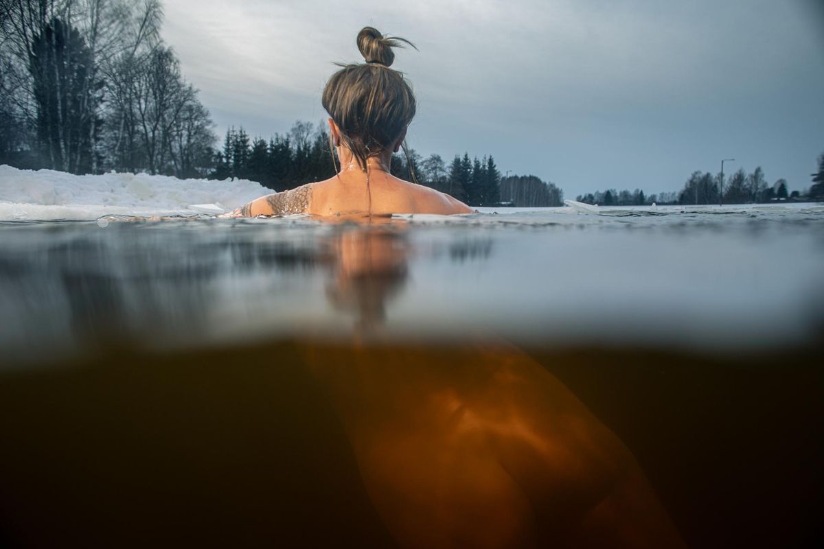 Fotoseeria taliujujatest püüdis Heikki Leis kaadrisse 15 fotoseikluse jooksul Anne kanalis, Kurepalu järves ja Emajões. Krõbe talveilm, sulni suplusemeeleolu saateks kohati 15 miinuskraadi, ja kaadrid on kinni püütud terve päeva jooksul varahommikust hiliste õhtutundideni. Talisuplejaid jätkub Eesti veekogude äärde igal ajal.