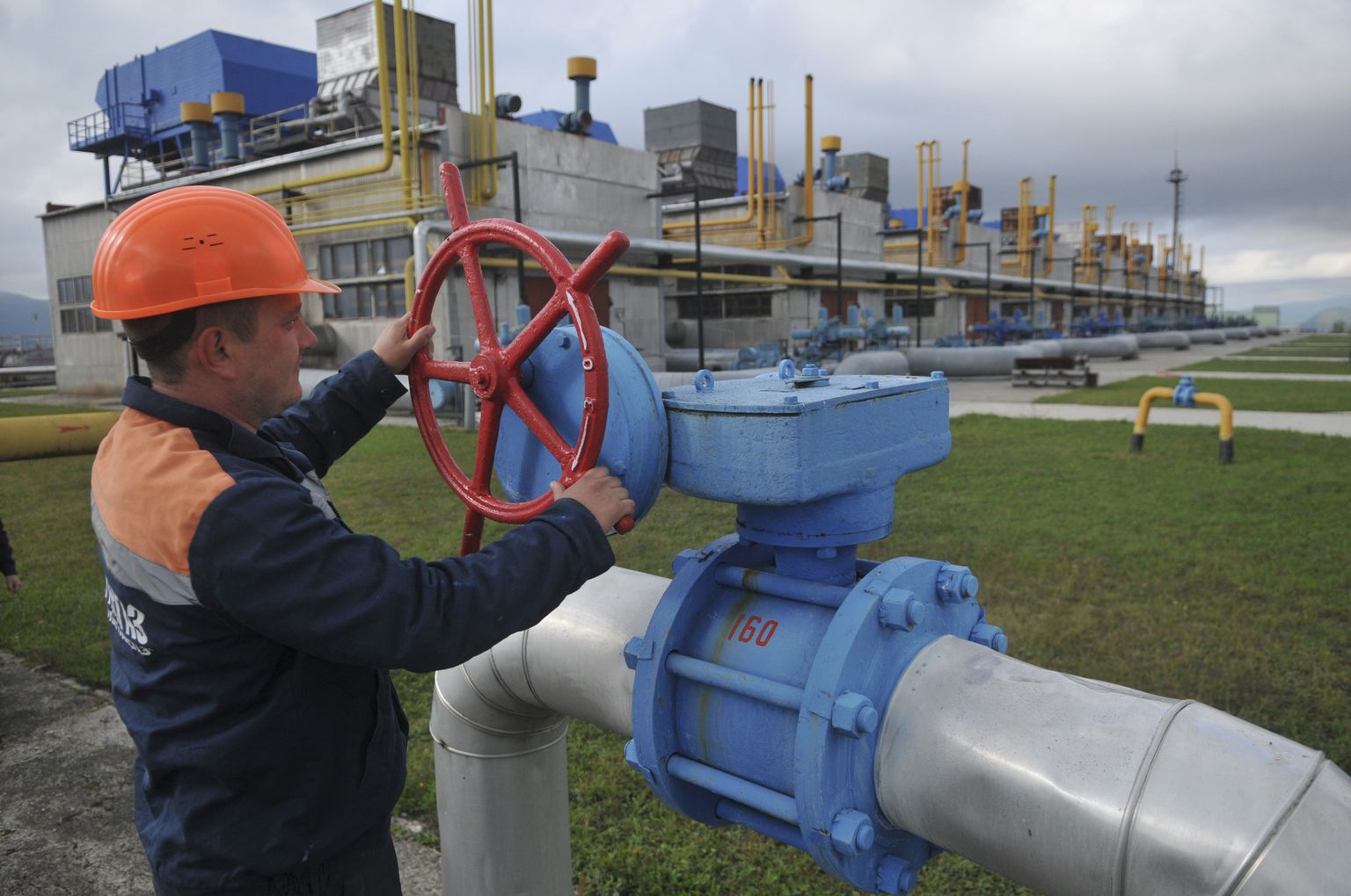 Tööline Ukraina gaasijaamas.