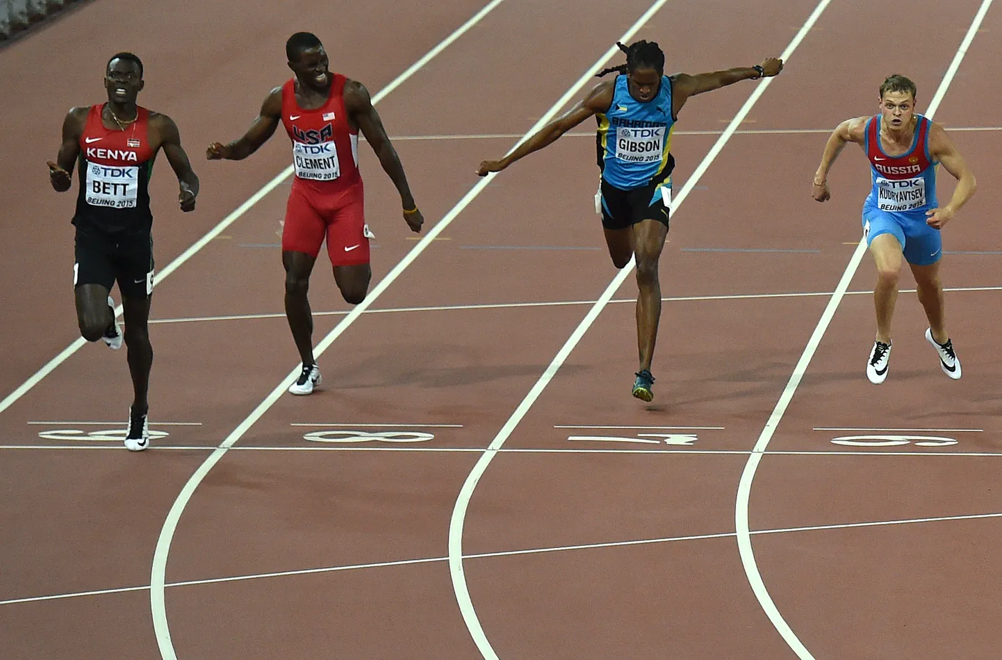 Nicholas Bett (vasakult) krooniti maailmameistriks, Kerron Clement jäi esimesena medalita, Jeffery Gibson tuli üle finišijoone kolmandana ja Deniss Kudrjavtsev  teisena.
