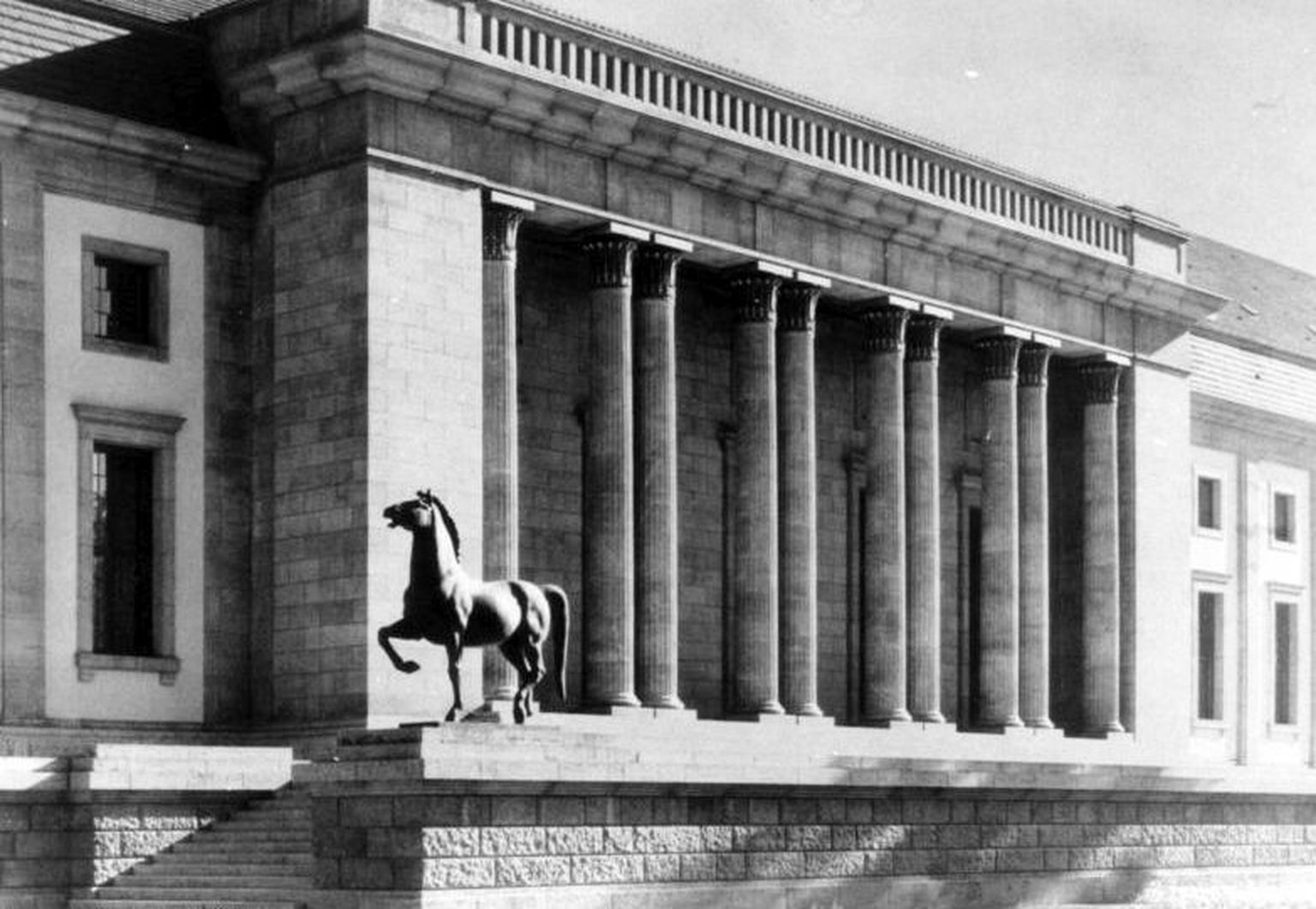 Berliinis Riigikantselei juures asusid kunagi pronksist hobuseskulptuurid