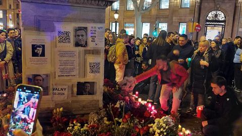 Фото ⟩ Postimees в Барселоне: сотни людей почтили память Алексея Навального