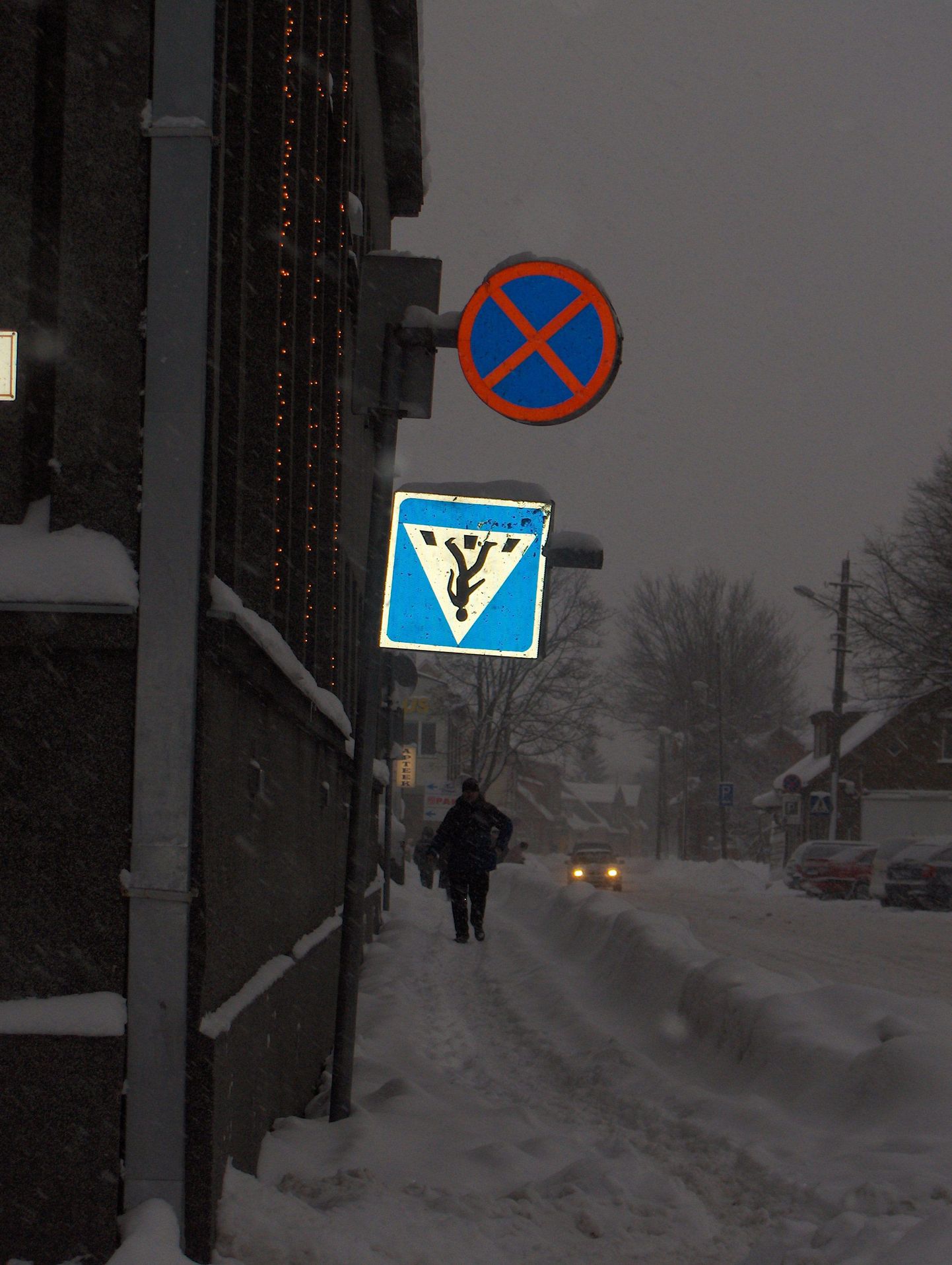 Tagurpidi liiklusmärk Pärnu linnavalitsuse hoone juures.