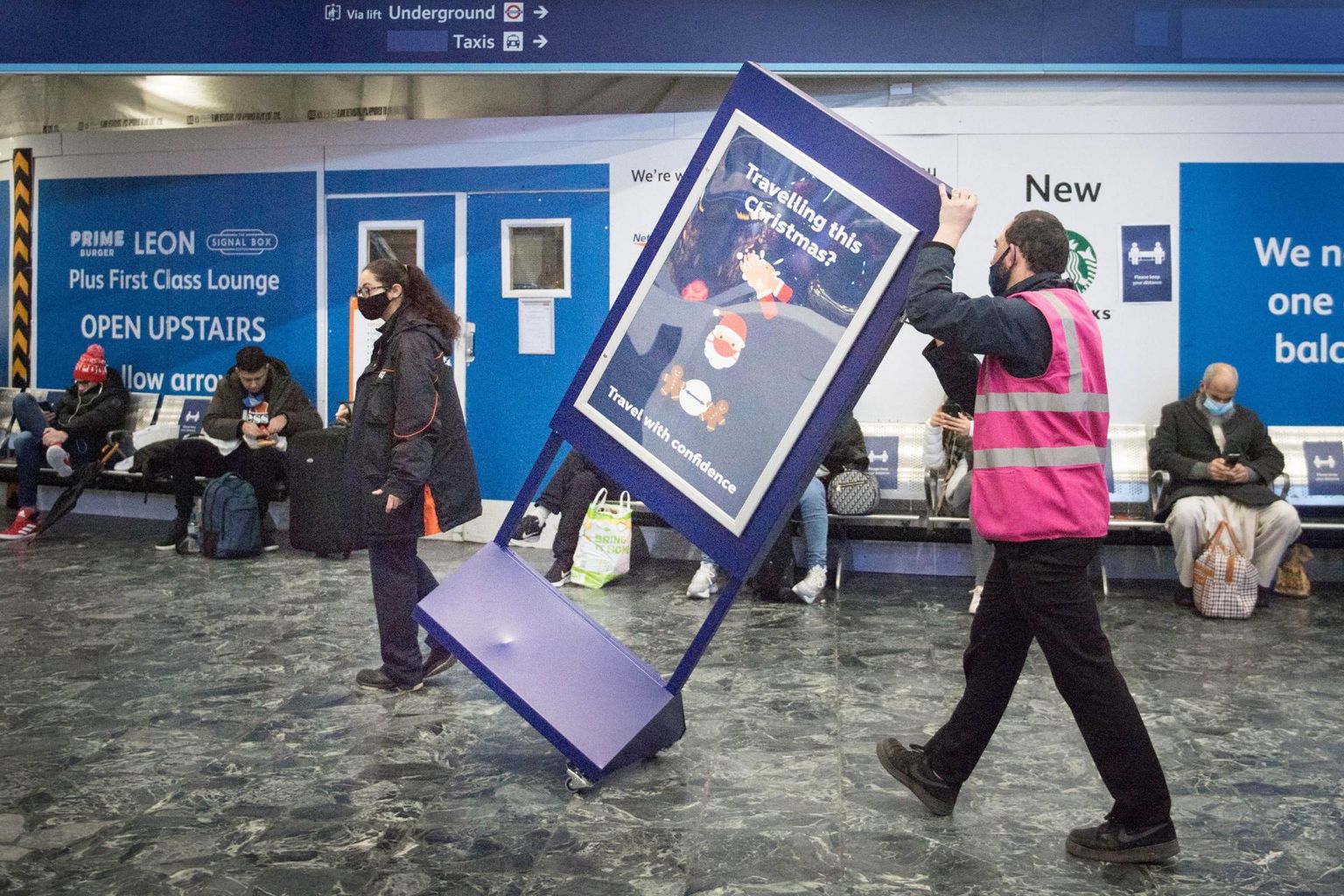 Jõulude ajal reisimise kohta teavet andnud plakati eemaldamine Londonis Eustoni rongijaamas.  FOTO: Stefan Rousseau / pa / scanpix