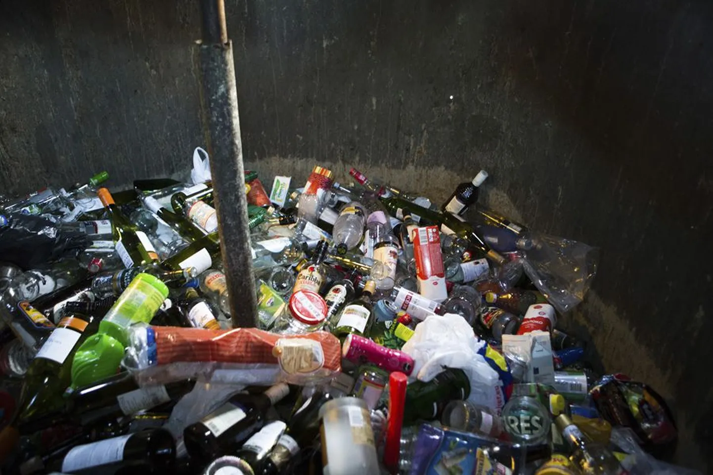 Selline näeb välja Viljandi Männimäe Selveri juures asuv pakendikonteiner seestpoolt. Klaas-, plast- ja metalltaara ja -pakendite seas leidub ikka ka kraami, mis sinna ei sobi. Selle peale konteinerit tühjendav Eesti Keskkonnateenused suurt häält teinud ei ole.