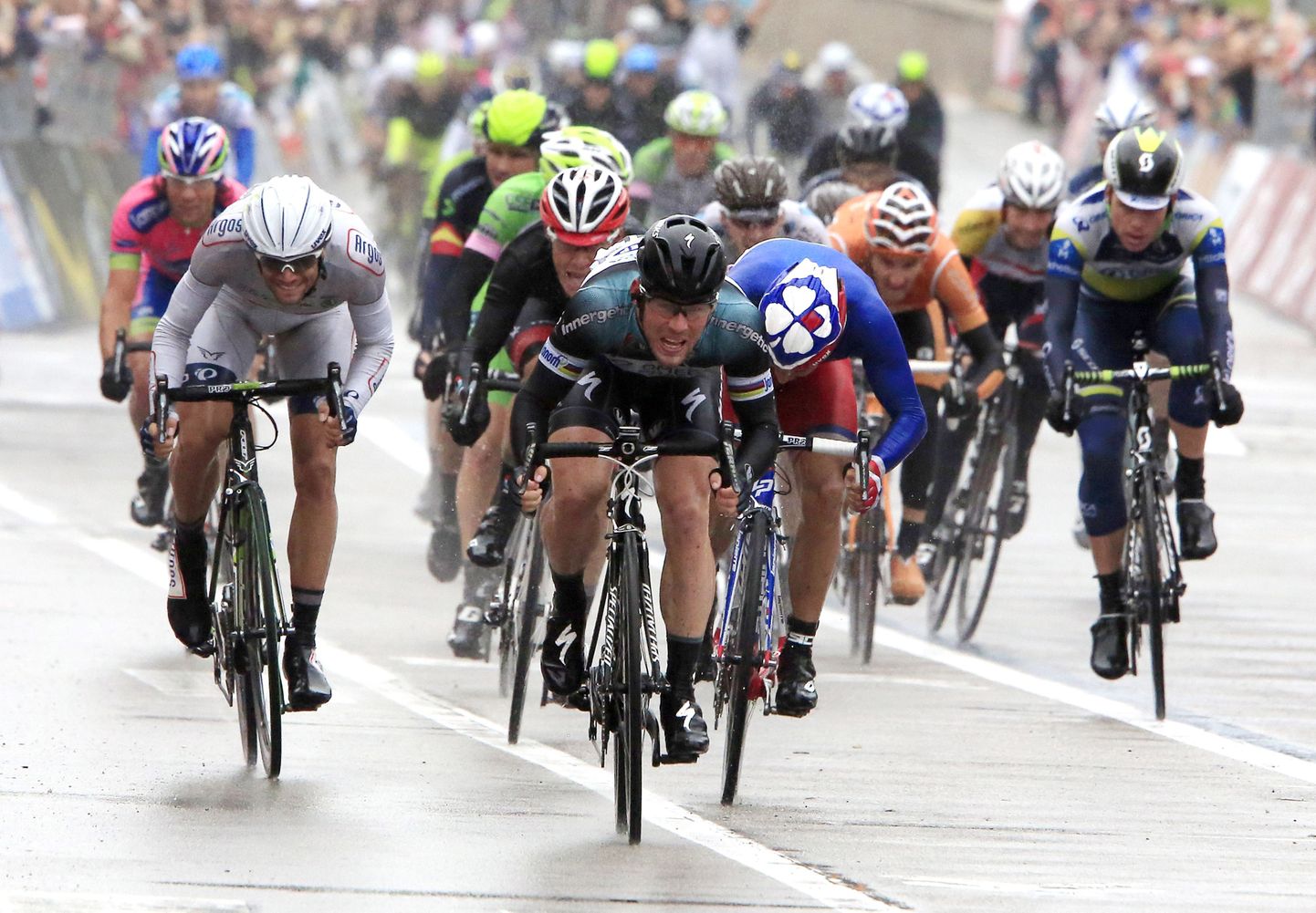 Mark Cavendish (keskel) tänasel etapil võidu suunas kihutamas.