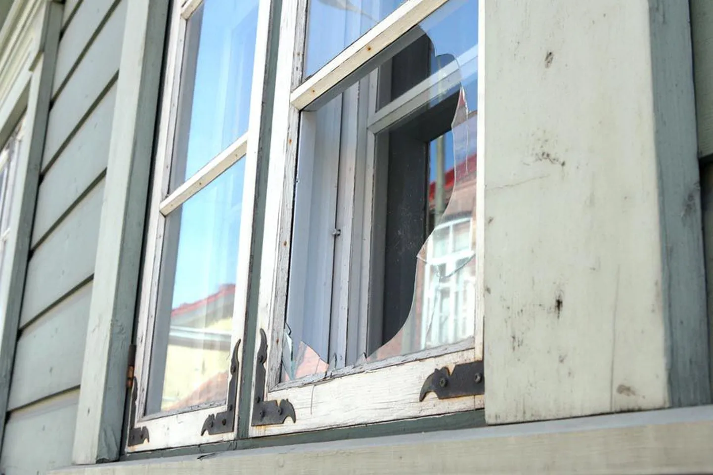 Laupäeva esimestel tundidel muutus üks purjus mees Lossi tänaval nii agressiivseks, et purustas palja käega muuseumile kuuluva maja akna.