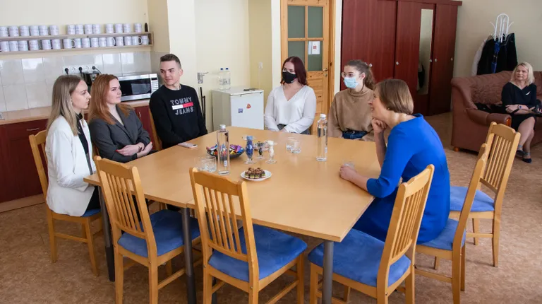 Керсти Кальюлайд с интересом слушала, чем занимается ученическая фирма "Väike Rõõm": Кайса Мюйрсепп (слева), Ану-Лийс Порман, Даниэль Карюхин, наставница Элизабет Пурга и Анастасия Зиновьева.