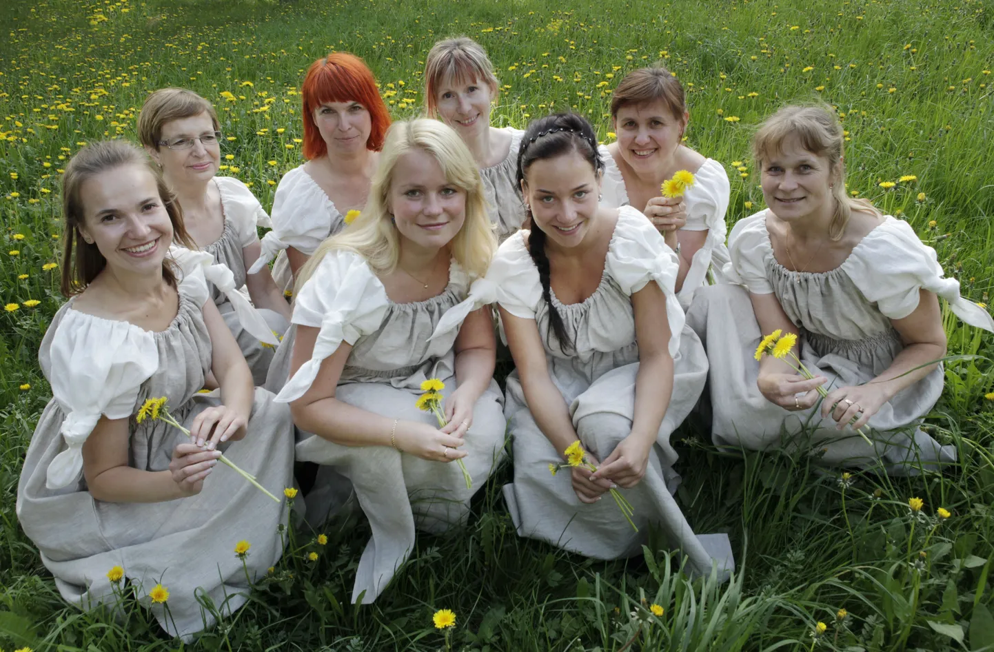 Rahvatantsurühm Kivinukud huvikeskuse Kaja ees tantsimas. Ees vasakult Liisi, Helena ja Mirjam, tagareas Anne, Elina, Ave, Ülli ja Lilli.