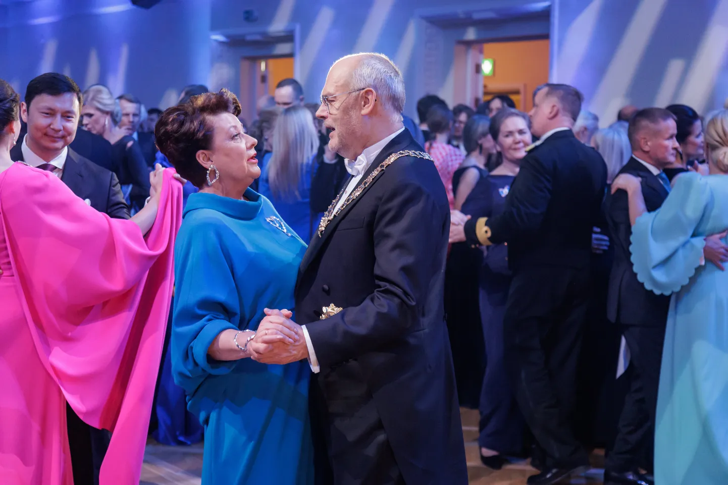 Госпожа Сирье Карис и президент Алар Карис танцуют с гостями на праздновании 106-й годовщины Эстонской Республики.