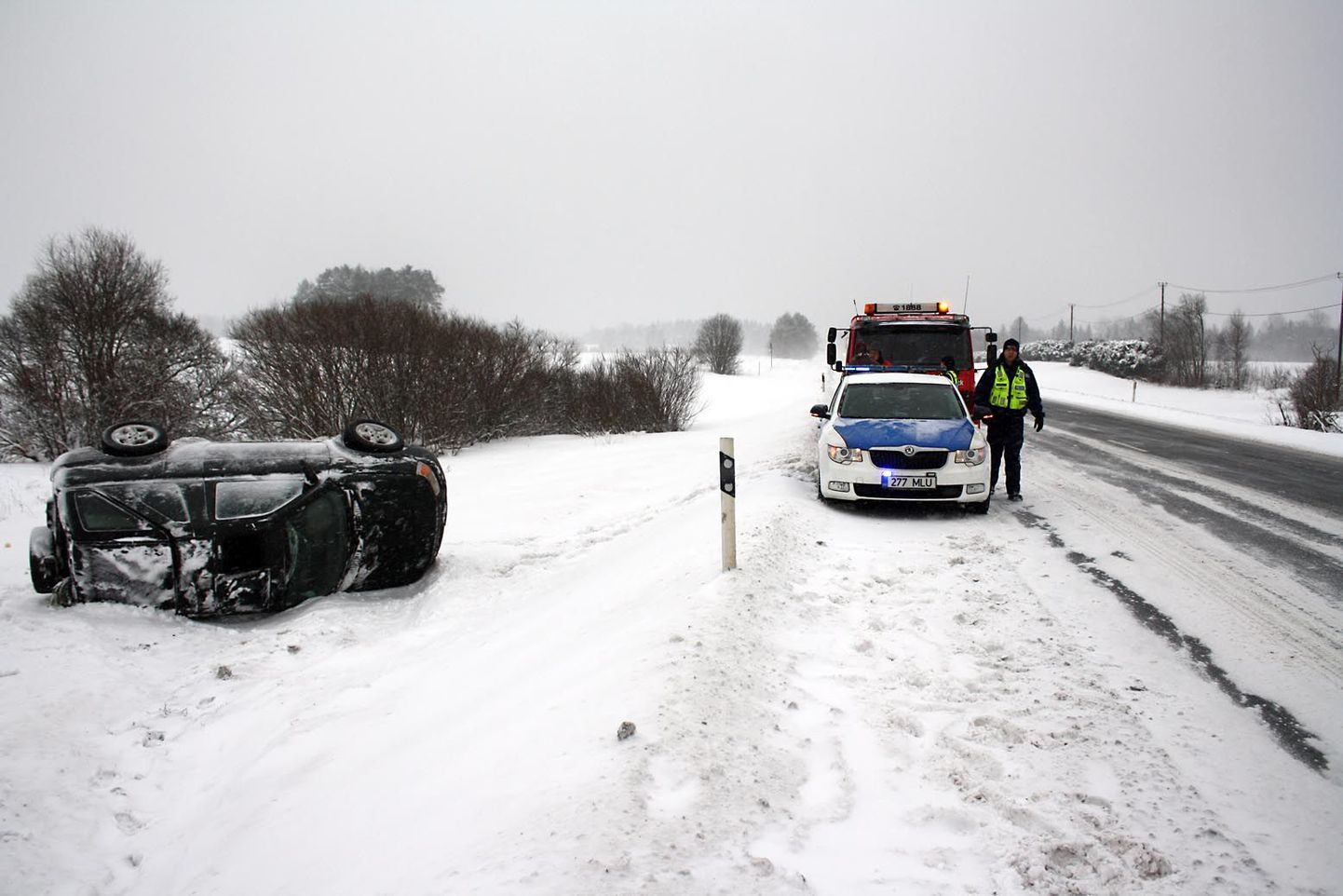 Liiklusõnnetus Tallinna-Tartu maanteel. Kose lähedal sõitis teelt välja Rover.