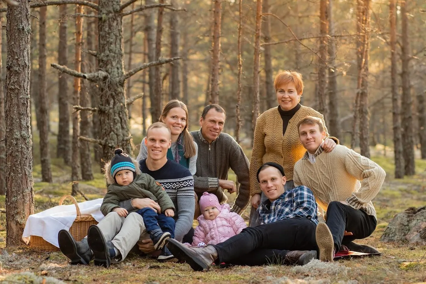 Anu ja Ergo Kilki (kõige taga) on poegade Taavi (paremalt), Siimu, Kaarli, minia Keiry ning lastelaste Hertta ja Karliga tulnud Vainupea metsa akusid laadima.