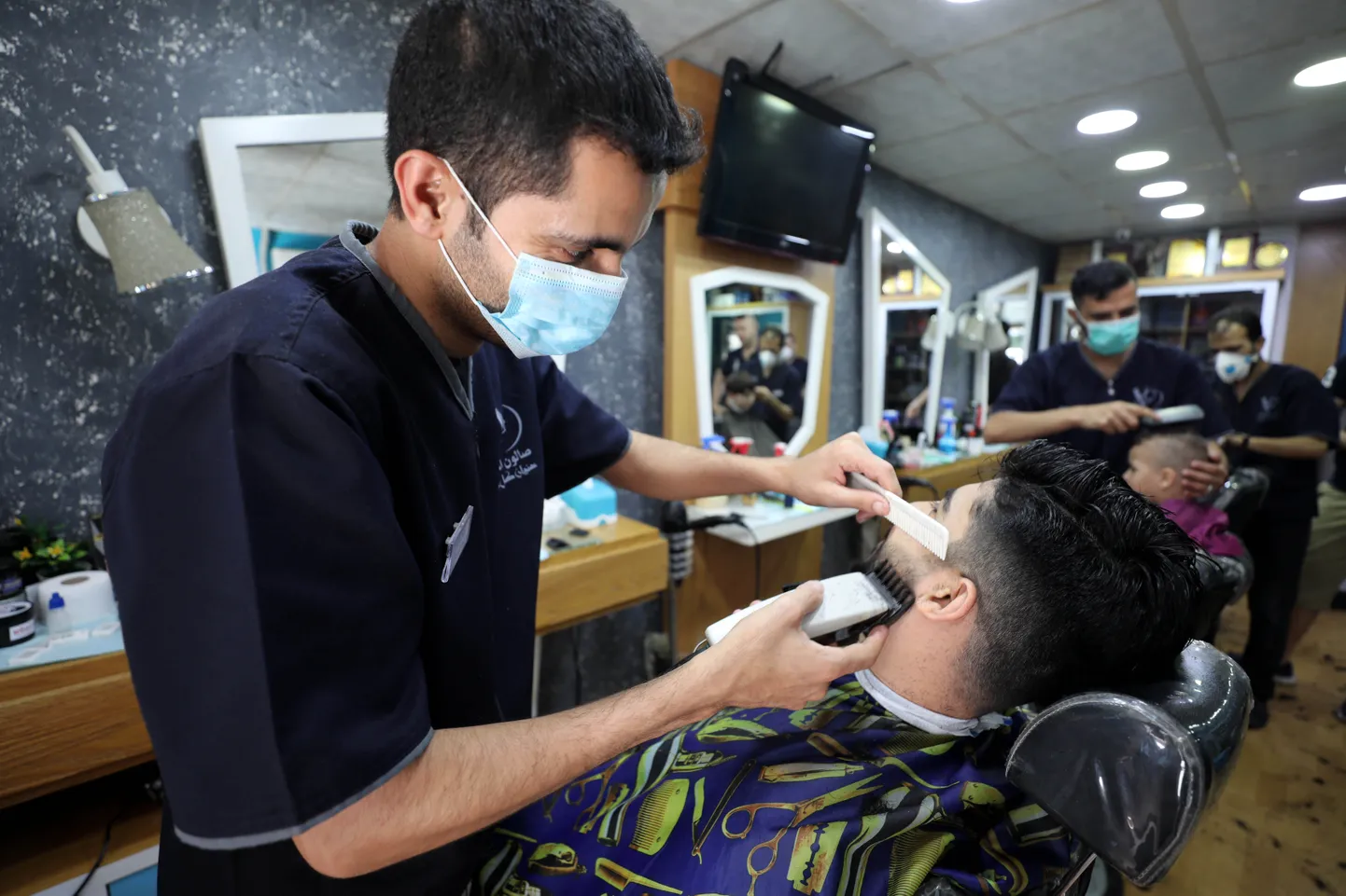 Palestiinas on juuksuritele pandud koroonaviiruse tõttu reegliks kanda näomaski, et nii ennast kaitsta, kui peaks saabuma klient, kellel on eneseteadmata covid-19.
