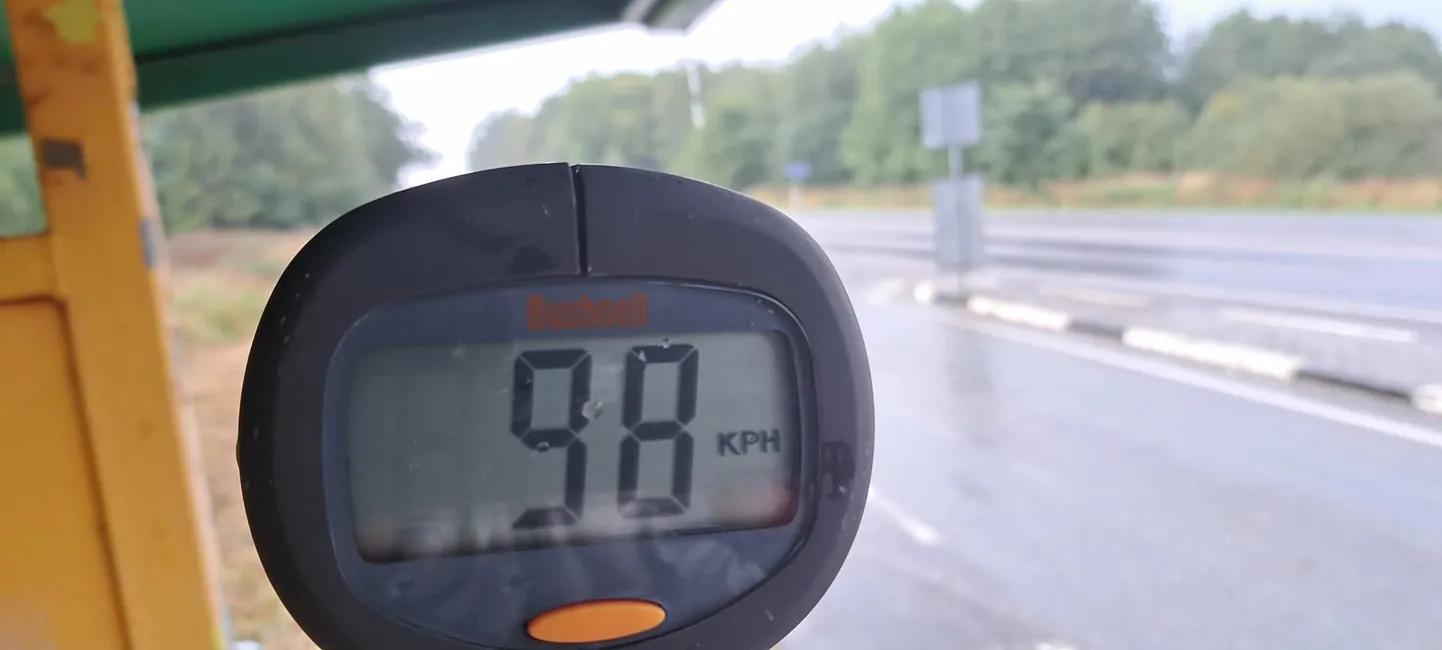 Vaid kümme minutit ootamist ja arutu kihutaja tuiskaski bussiootepaviljoniga varjatud radarisse.