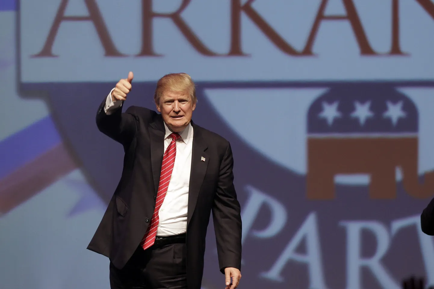 Donald Trump tervitas vabariiklasi pärast eelmisel reedel Arkansase osariigis Hot Springis peetud kõnet.