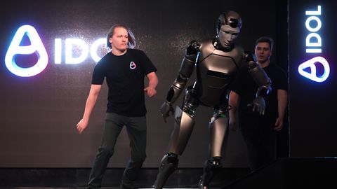 VIDEO ⟩ Vene humanoidrobot taarus esmaesitusel kui purupurjus ja kukkus ümber