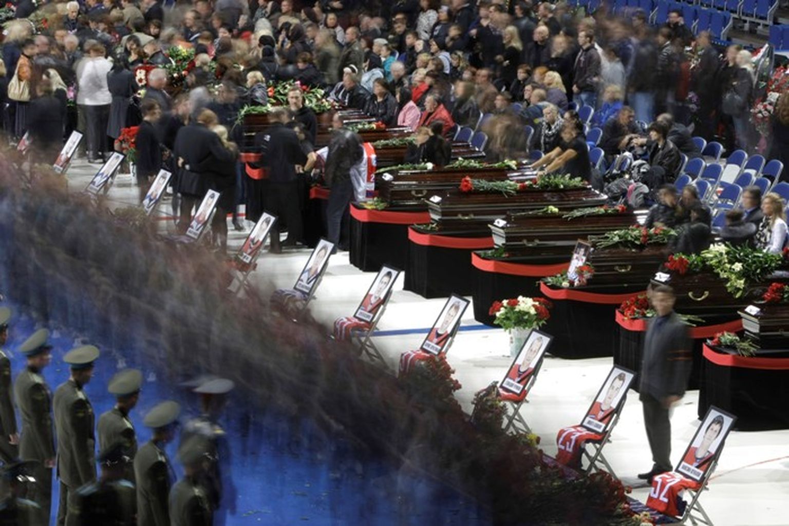 Трагедия команды локомотив ярославль 2011. 09. Локомотив ярославль трагедия. 9 сентября 2011 года. 09.