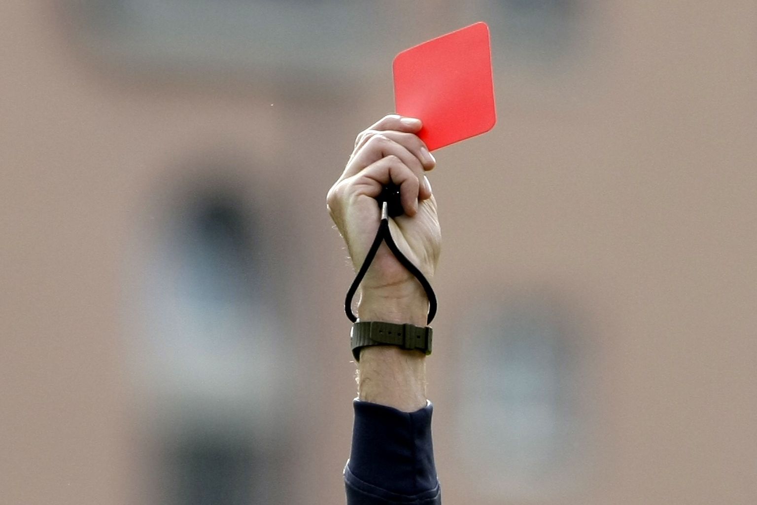Jalgpallikohtuniku antud punane kaart.