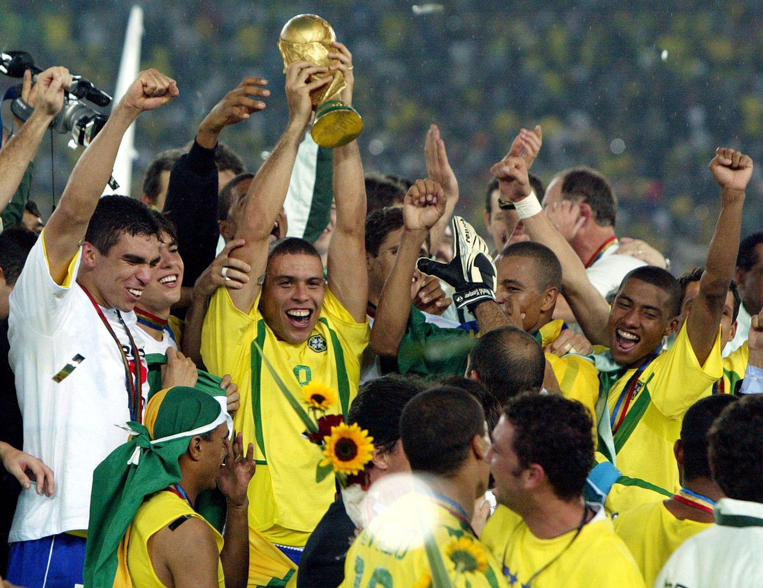 Brasiilia koondis viienda MM-tiitliga. Nelja aasta tagused deemonid seljataha jätnud Ronaldo (karikaga) oli kõige õnnelikum mees poodiumil.