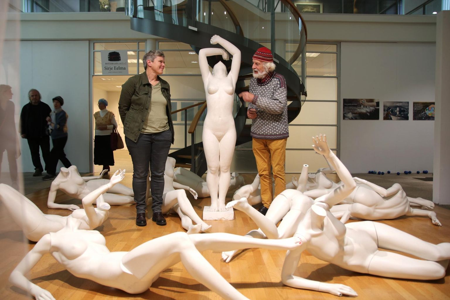Isikunäitusel "Useful (AB)use" näeb Pärnu uue kunsti muuseumis skulptori ja installatsioonikunstniku Elo Liivi teoseid, mis visuaalsete lühivormidena käsitlevad vägivaldse ja pahatahtliku manipuleerimise viise, oma lähedaste ja ümbritseva maailma kasulikku ärakasutamist.