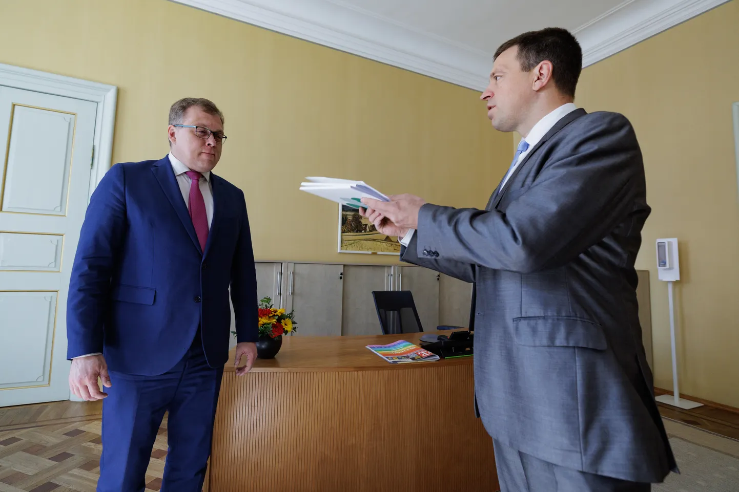 Keskerakonna esimees Jüri Ratas andis rahvaalgatuse "Ei valedele, ei Reformierakonna maksutõusudele!" raames kogutud allkirjad üle Riigikogu esimehele Lauri Hussarile.
