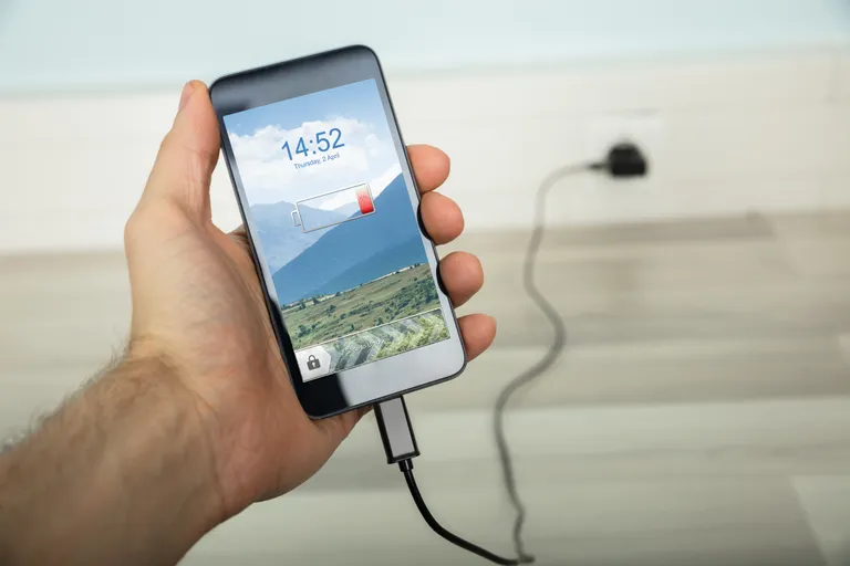Person Charging His Mobilephone Смартфон. Иллюстративное фото.