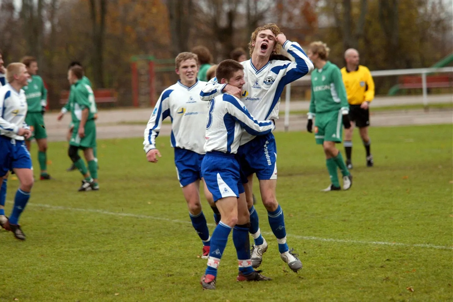On aasta 2004. Tammeka tõusis Eesti kõrgliigasse, kui esiliiga otsustavas mängus võideti 3:2 Tallinna jalgpalliklubi Levadia II. Kohtumises mängis ka Tammeka praegune tegevjuht Kristjan Tiirik (kõige ees).