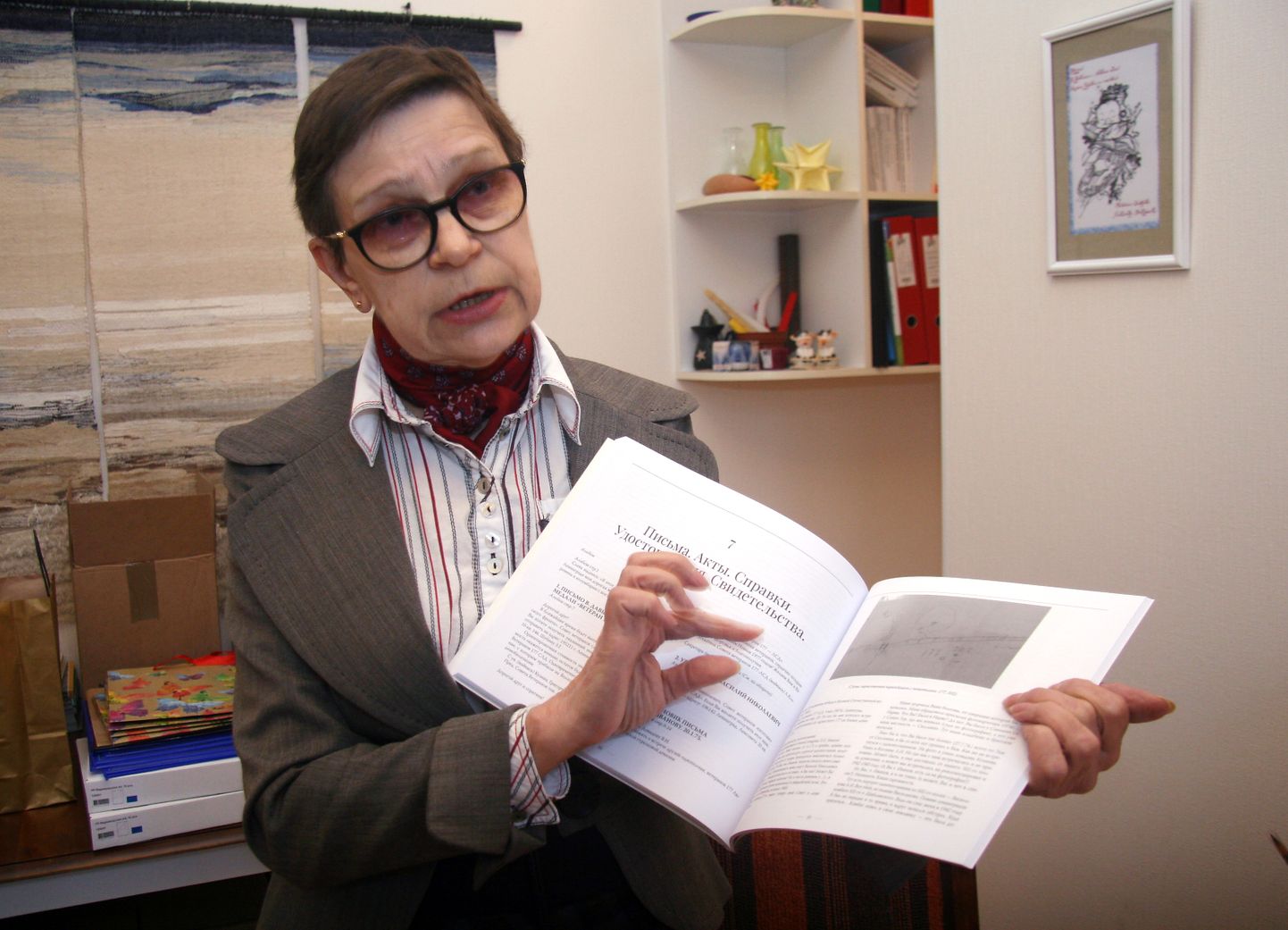 Директор Силламяэского музея Аала Гитт, представляя новое издание, замечает, что новая книга расходится среди горожан как горячие пирожки.