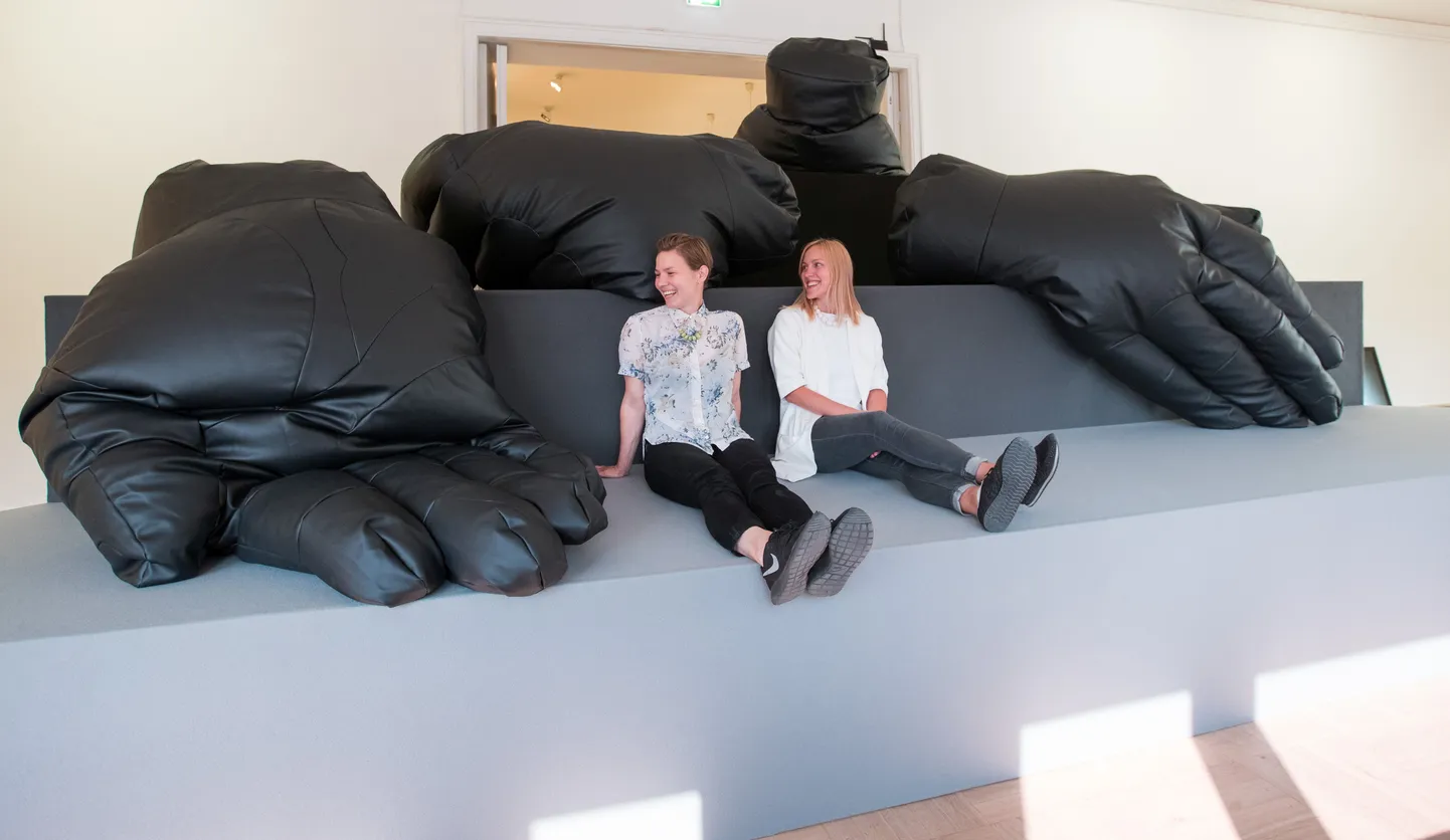 Tallinna Fotokuu kunstiline juht Laura Toots (vasakul) ja tegevjuht Kadri Laas Tallinna Kunstihoones. Taustal kunstnik Antonis Pittase töö «Hands On».