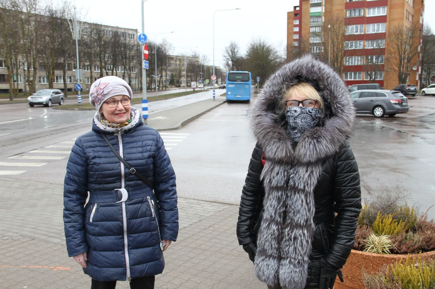 Людмила и Любовь защищаются от коронавируса перчатками, а не медицинскими масками.