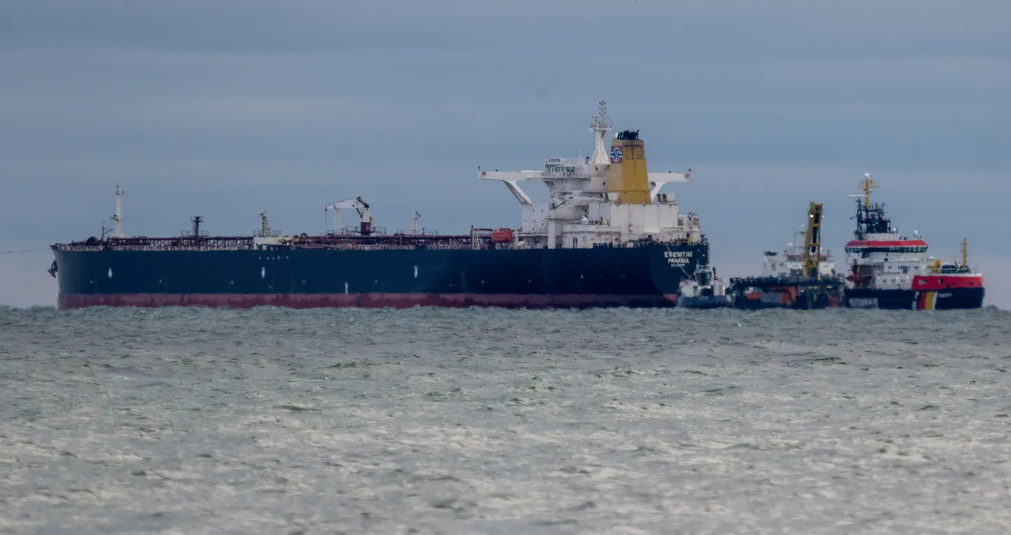 Ilmselt Vene varilaevastikku kuuluv reostusohtlik manööverdamisvõimetu tanker Eventin seisab praegu ankrus Saksmaa sadama Sassnitzi reidil. Umbes 99 000 tonni naftaga laetud tanker jääb sinna seni, kuni tehakse otsus, kuidas edasi toimida.