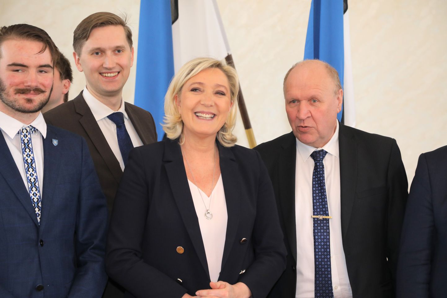Prantsusmaa paremäärmusliku Rahvusrinde juht Marine Le Pen kohtus Tallinnas Eesti Konservatiivse Rahvaerakonna liikmetega, teiste seas ka siseminister Mart Helmega. Paraku nimetas Prantsuse meedia Le Penist kirjutavas artiklis Eesti siseministriks hoopis Andres Anveltit.